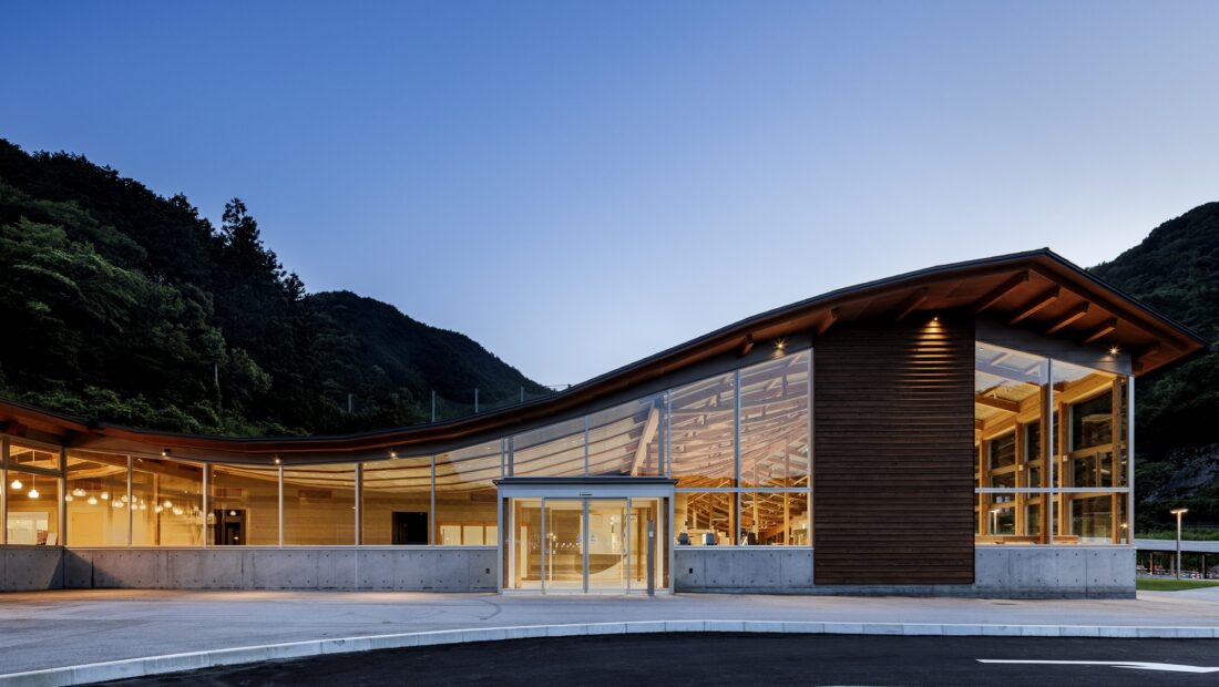 Makino's Roadside Station / Wakatake Town Planning Research Institute + STUDIO YY + WORKSTATION