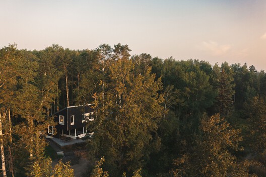 Wabamun Lake Cabin / Josh Kjenner