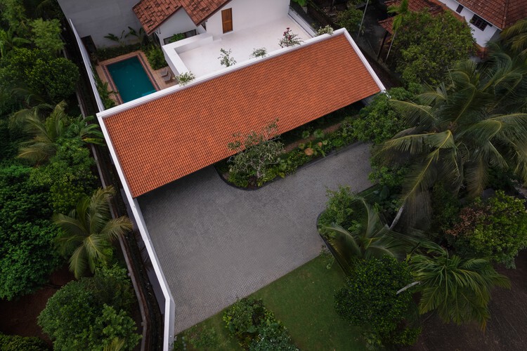 Ochre Residence / Thought Parallels