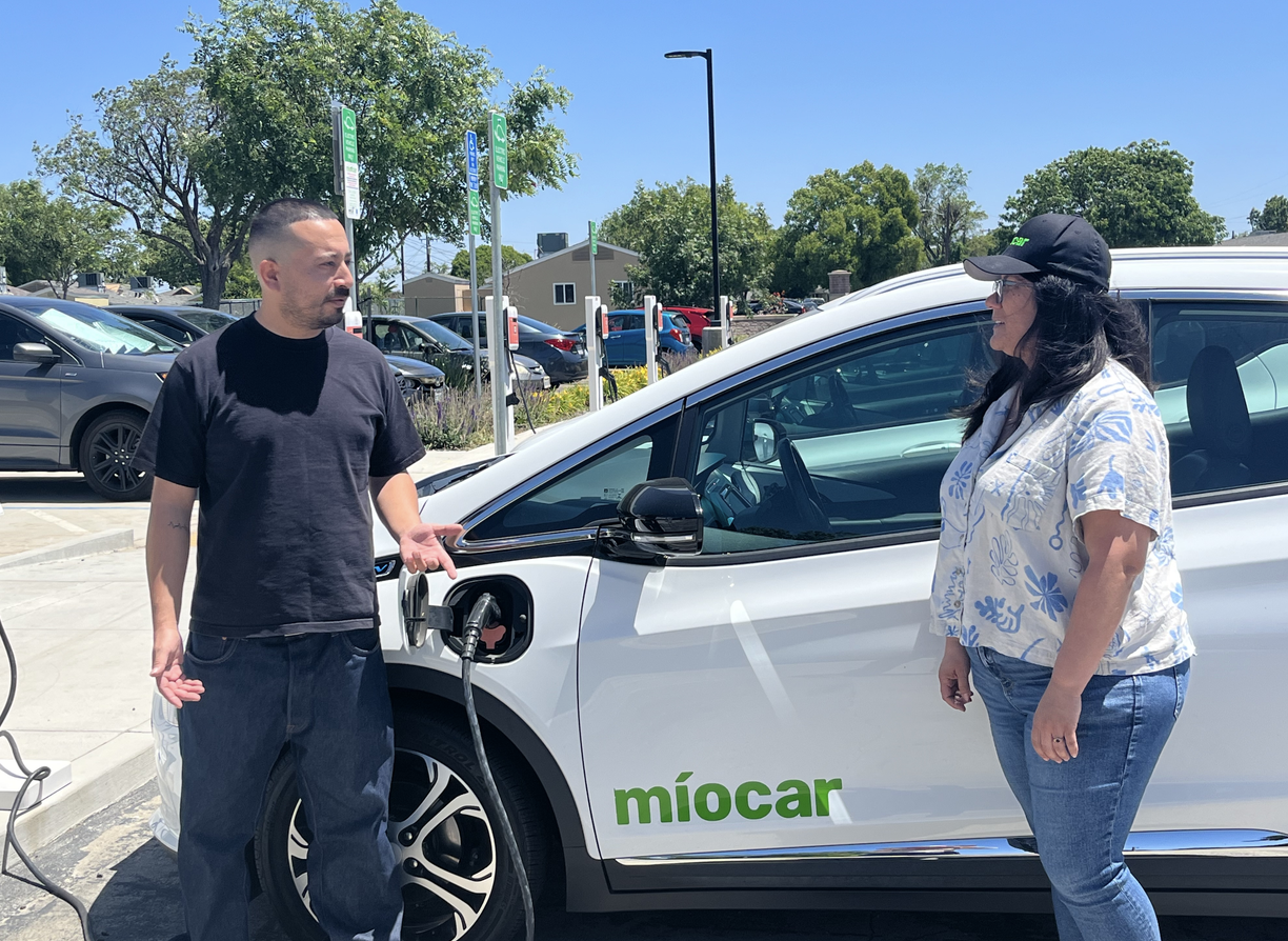 El programa Míocar de California ayuda a residentes a encontrar transporte accesible que no contribuye al esmog ni a la contaminación por carbono