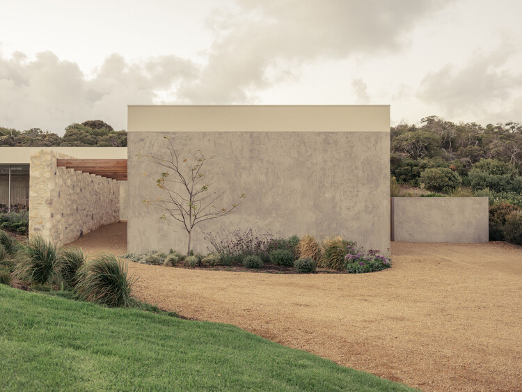 Wildcoast Residence / Studio Kennon