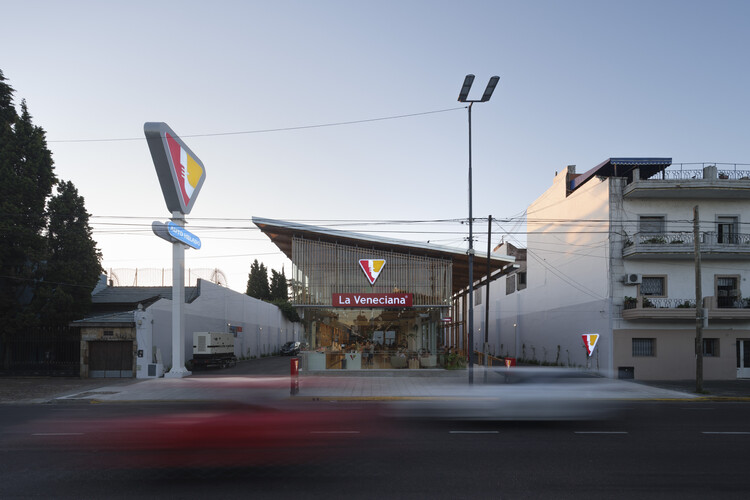 Veneciana Escalada Drive-Thru Ice Cream Shop / DRM Arquitectura