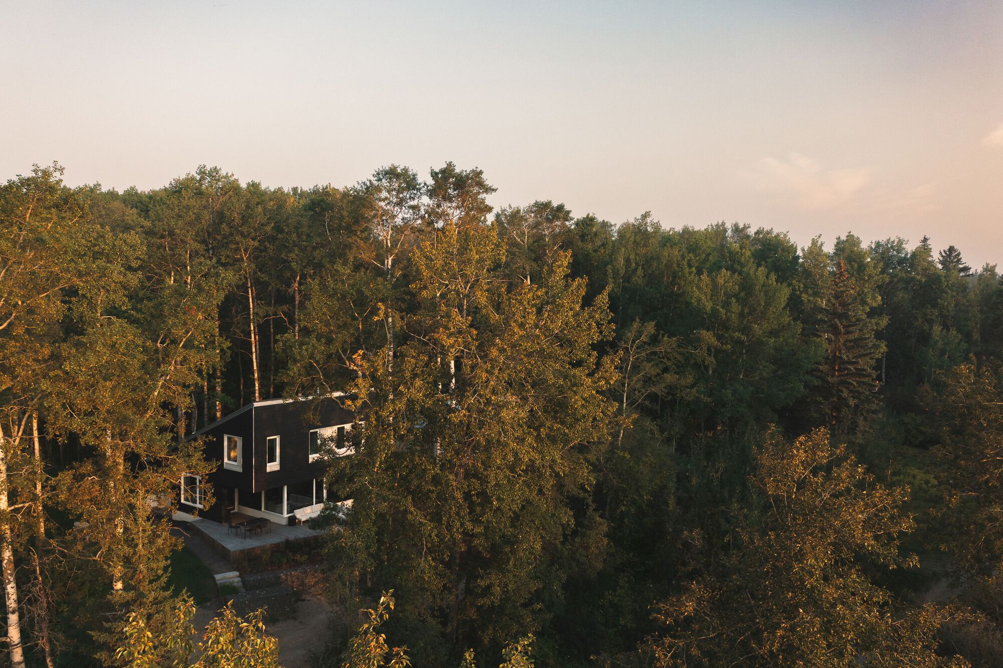 Wabamun Lake Cabin / Josh Kjenner