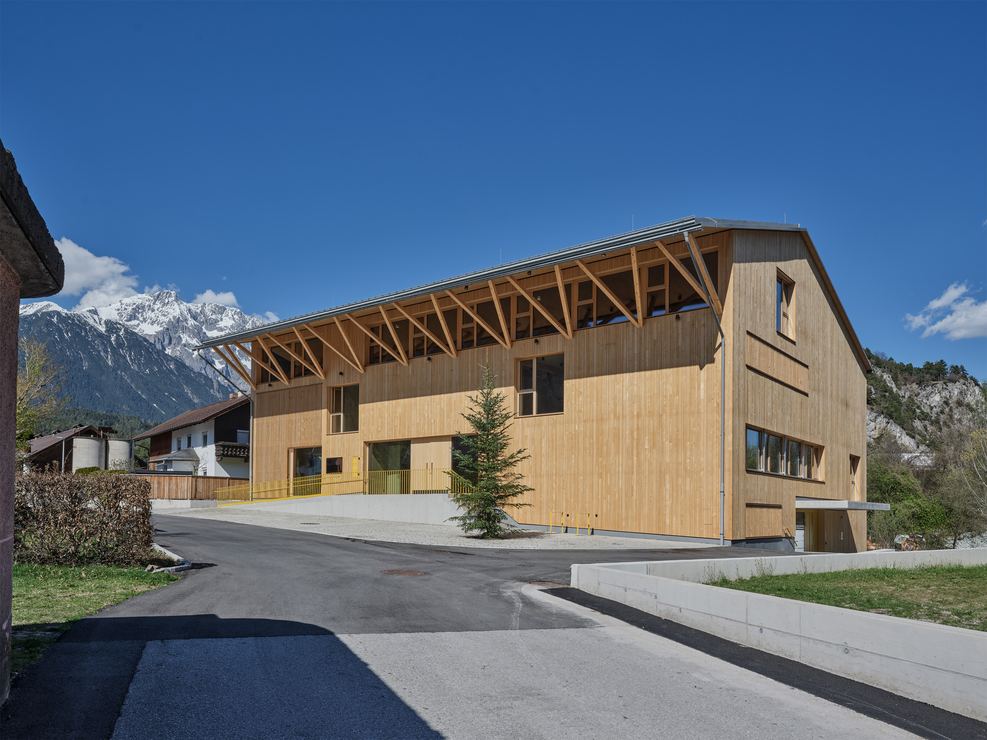 Fire Station and Community Hall Mötz / Imgang Architekten