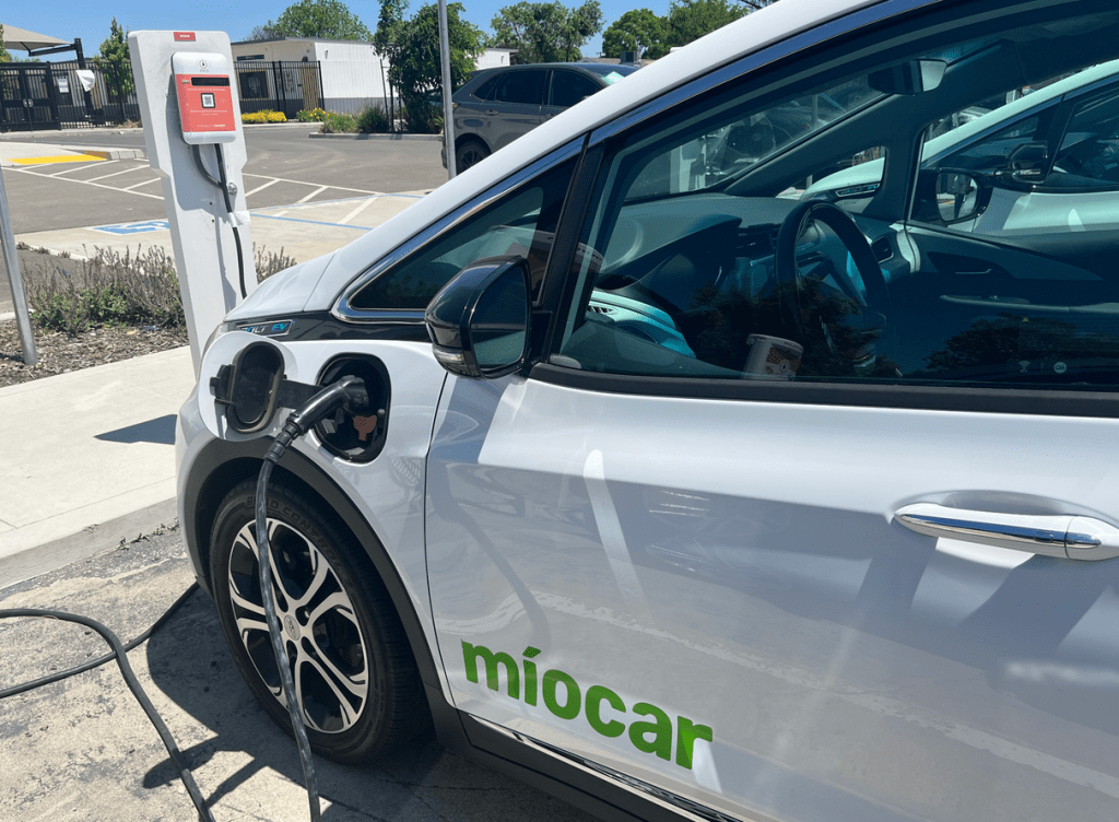 El programa Míocar de California ayuda a residentes a encontrar transporte accesible que no contribuye al esmog ni a la contaminación por carbono