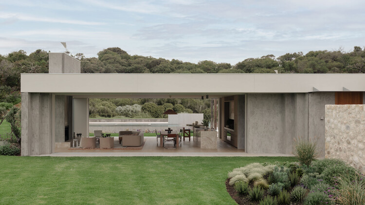 Wildcoast Residence / Studio Kennon