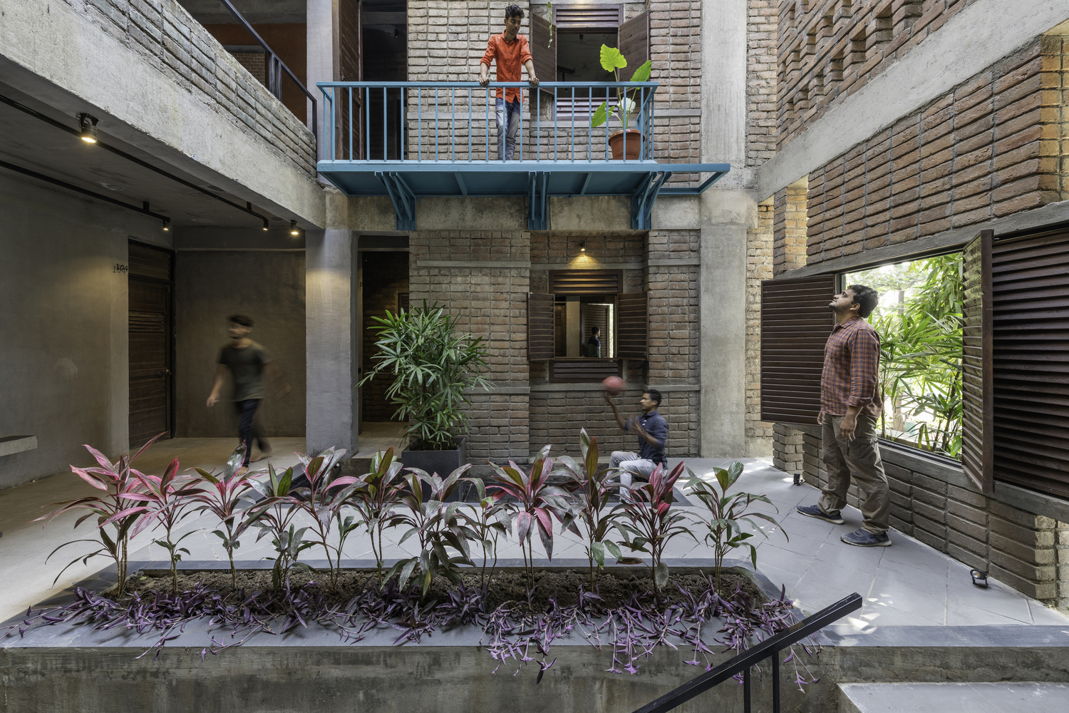 Inside Hostels: How Shared Spaces Reshape the Rhythm of Nomads' Lives