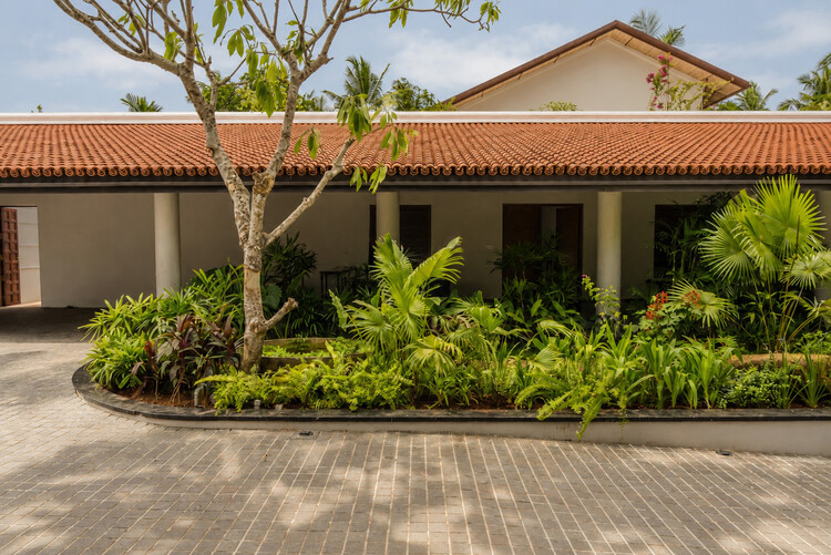 Ochre Residence / Thought Parallels