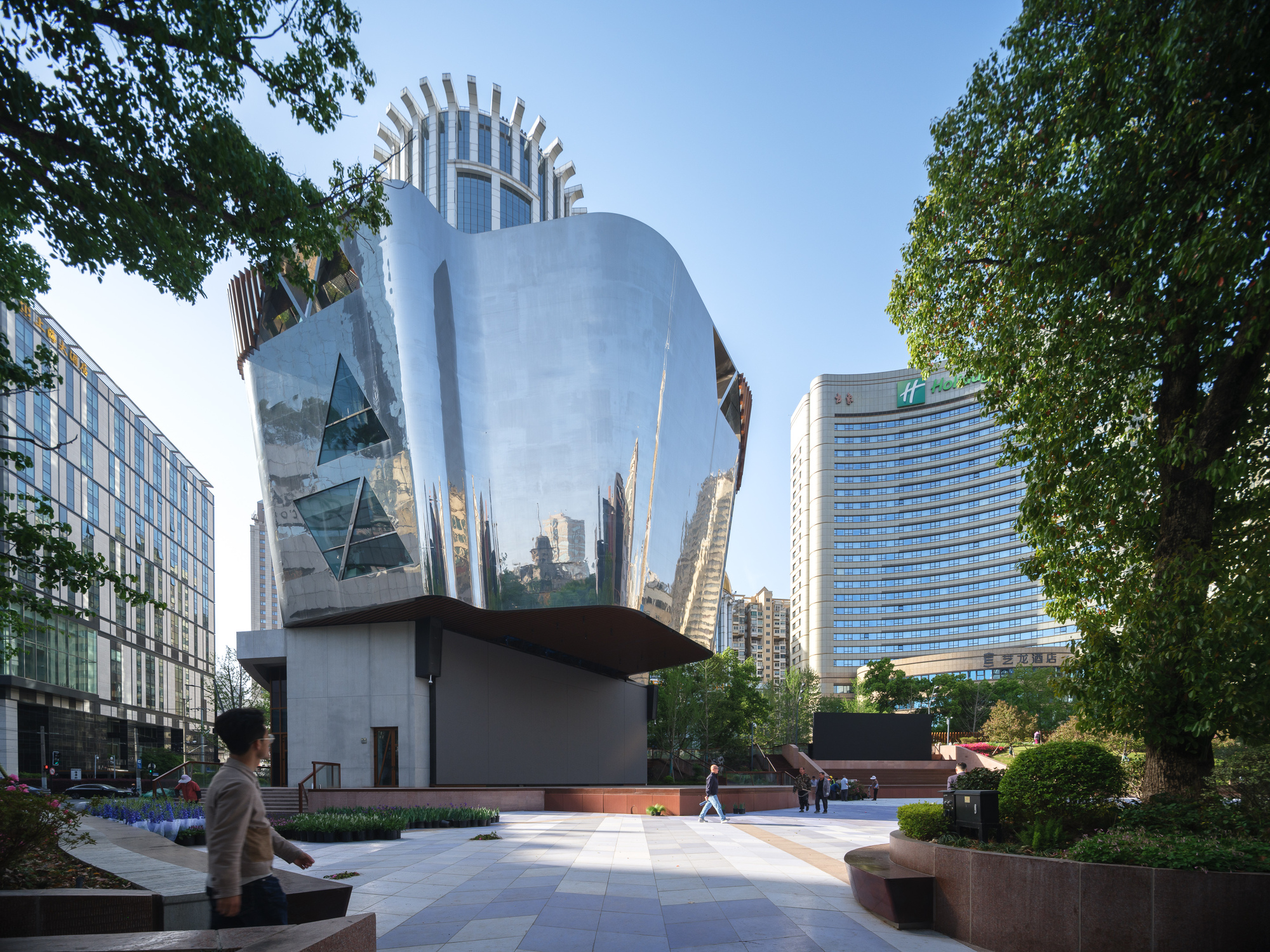 The Ecological Kaleidoscope of East Nanjing Road: Century Square Reborn / EMBT + TJAD