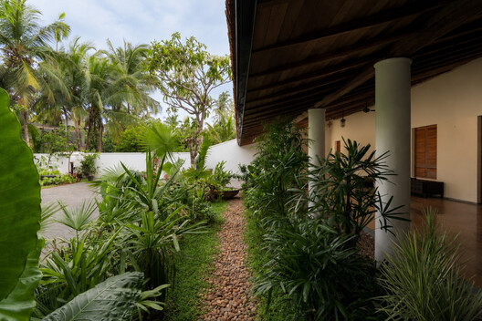 Ochre Residence / Thought Parallels