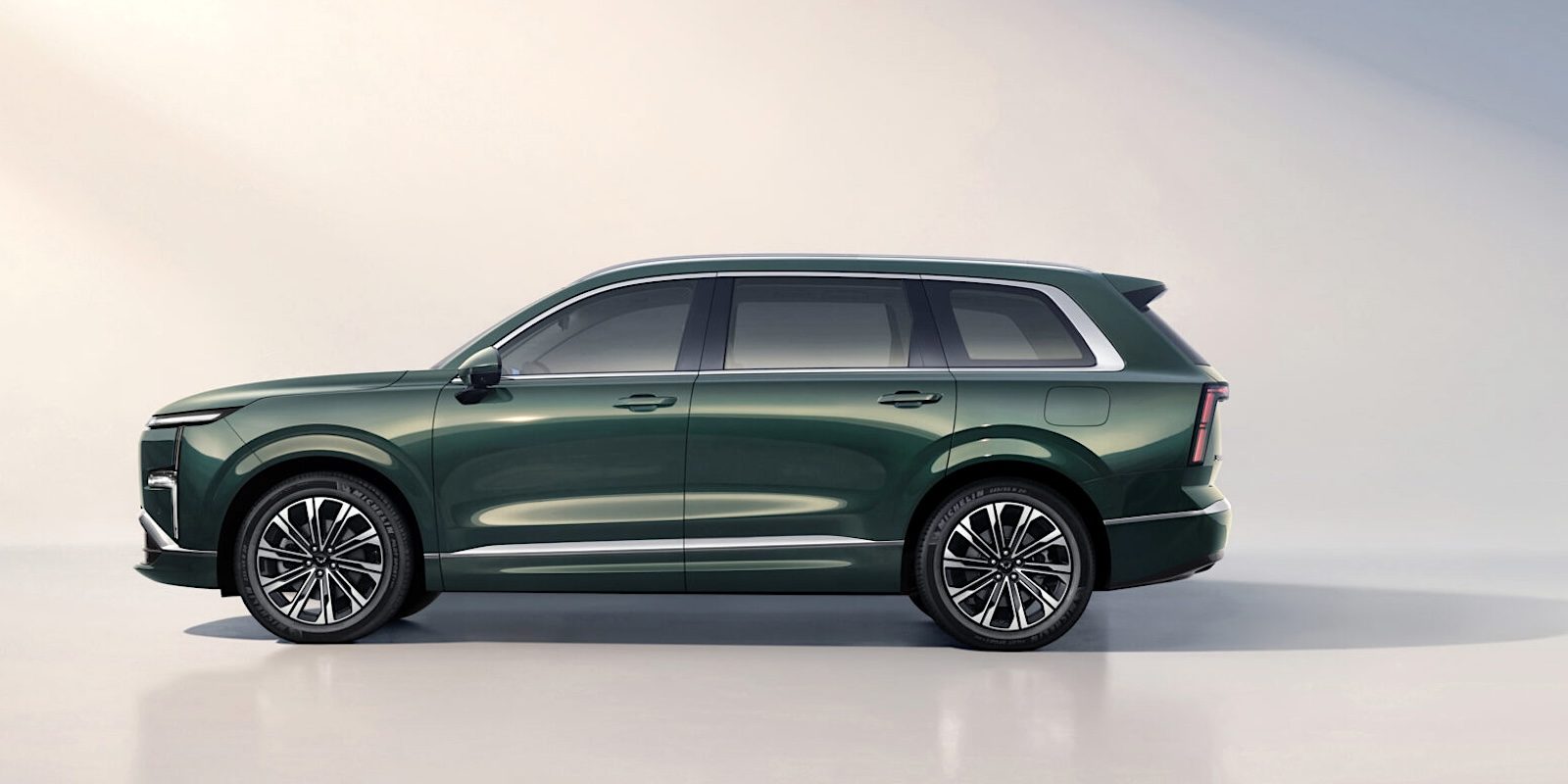 New 6 passenger, 780-mile PHEV from GM has North America written all over it