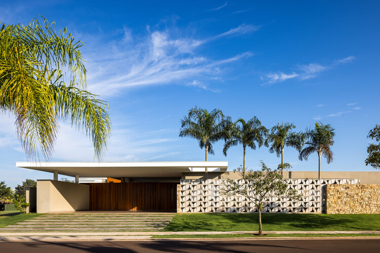 Refuge House / Elisa Porto Arquitetura