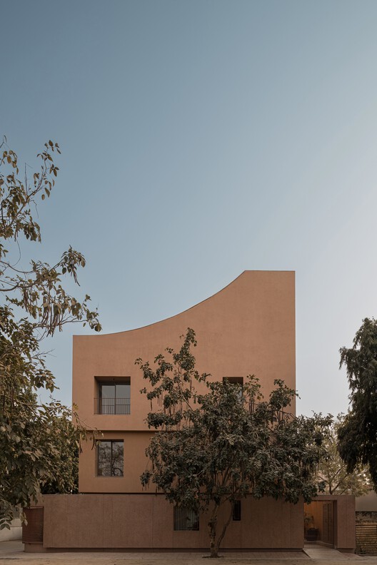 LJ House / Studio Saransh + IKSOI