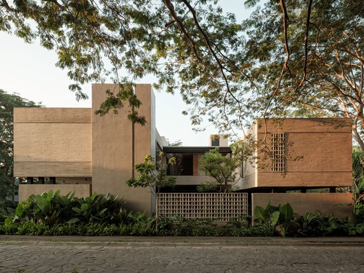 Akina House / Di Frenna Arquitectos