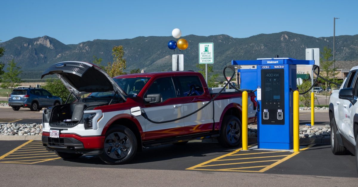 Walmart’s 400 kW EV charging network just hit 100 stores