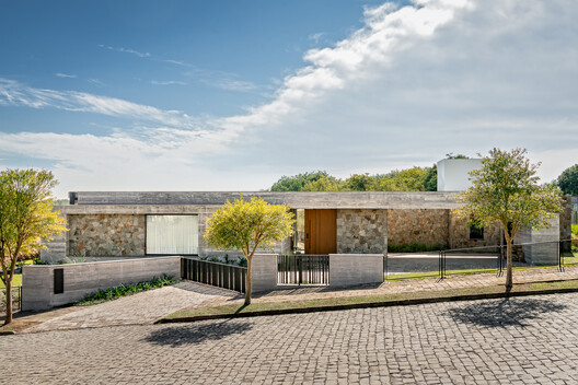 Pisçude House / Revvero Arq + Mariana Bet Arquitetura