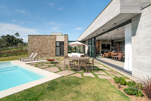 Pisçude House / Revvero Arq + Mariana Bet Arquitetura