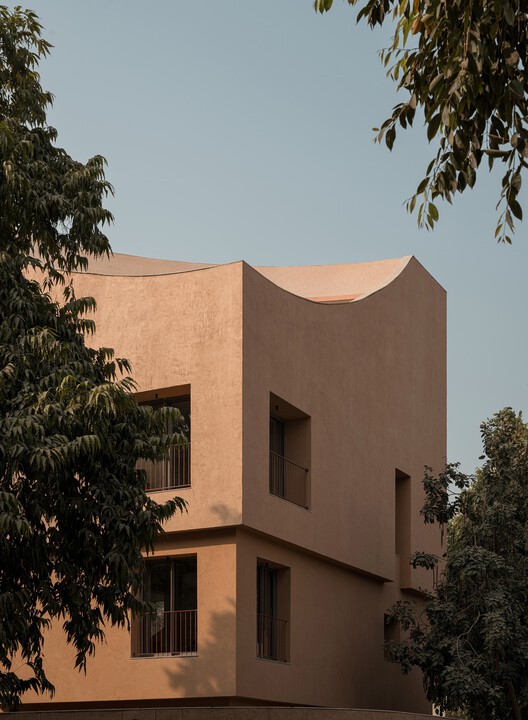 LJ House / Studio Saransh + IKSOI