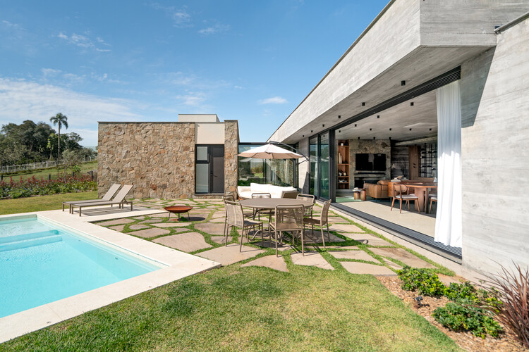 Pisçude House / Revvero Arq + Mariana Bet Arquitetura