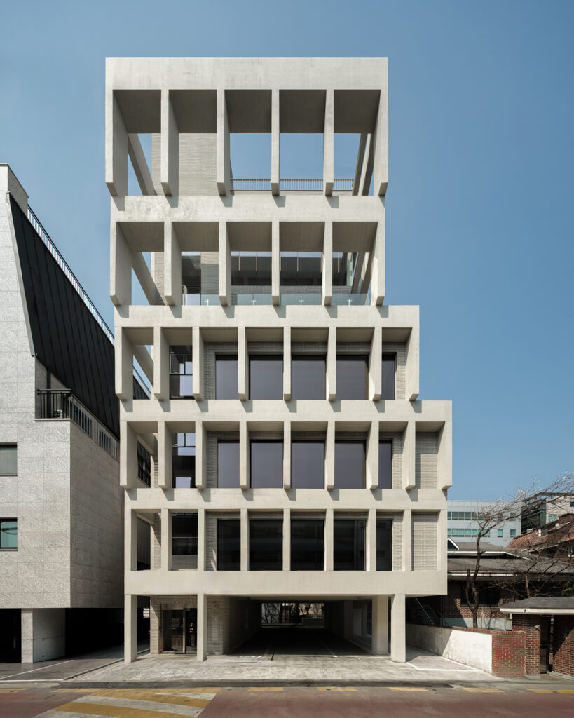 HOURS Commercial Building / See Architects