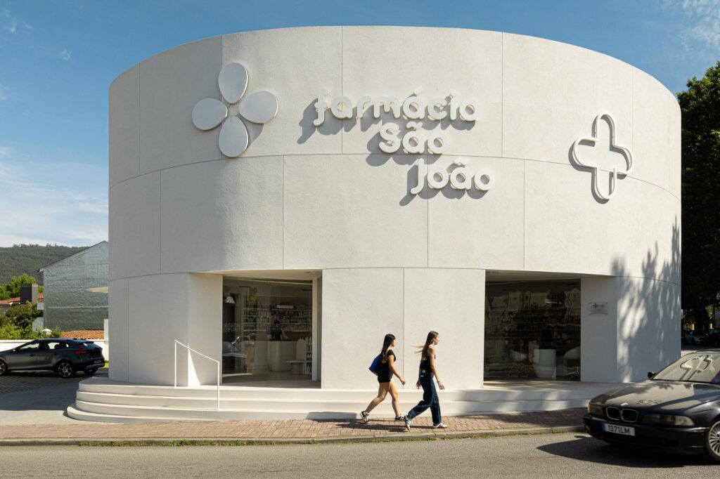 São João Pharmacy / Tsou Arquitectos