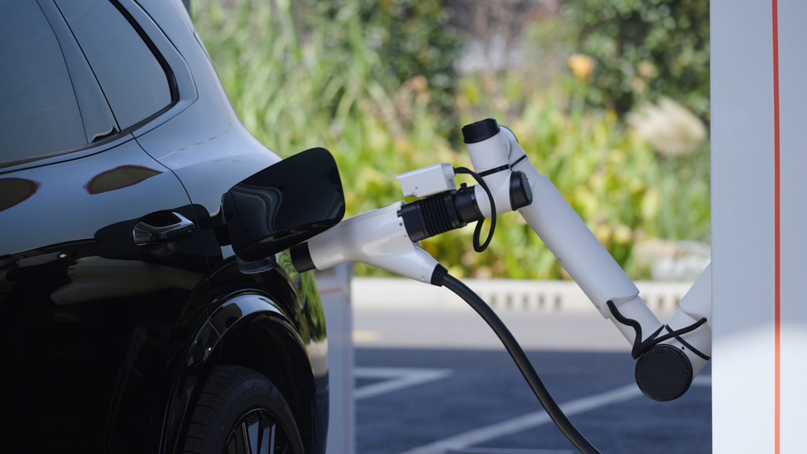 Geely’s AI fast charging ‘heals’ EV batteries for 20% more cycle life