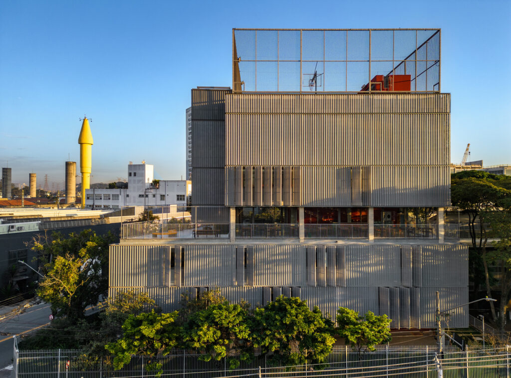 Beacon School High School / Andrade Morettin Arquitetos Associados + Guido Otero Arquitetura + Ricardo Gusmão Arquitetos
