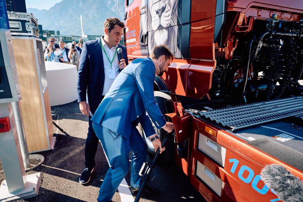 Siemens and OMV deploy high-power electric truck charging in Austria